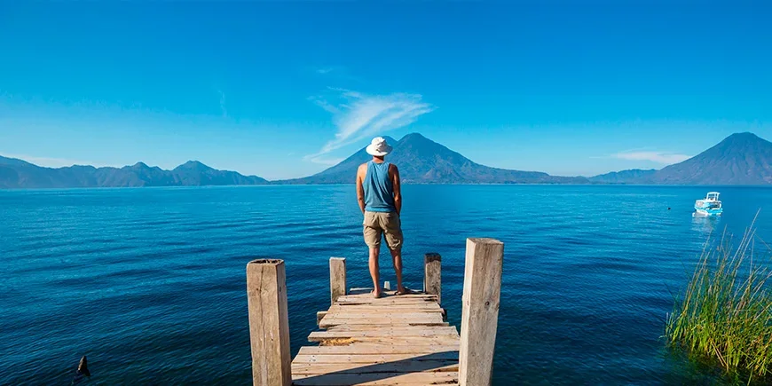 Mann ser ut over Atitlán-sjøen i Guatemala