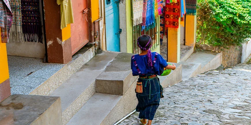 Maya-kvinne går i en gate i Panajachel i Guatemala