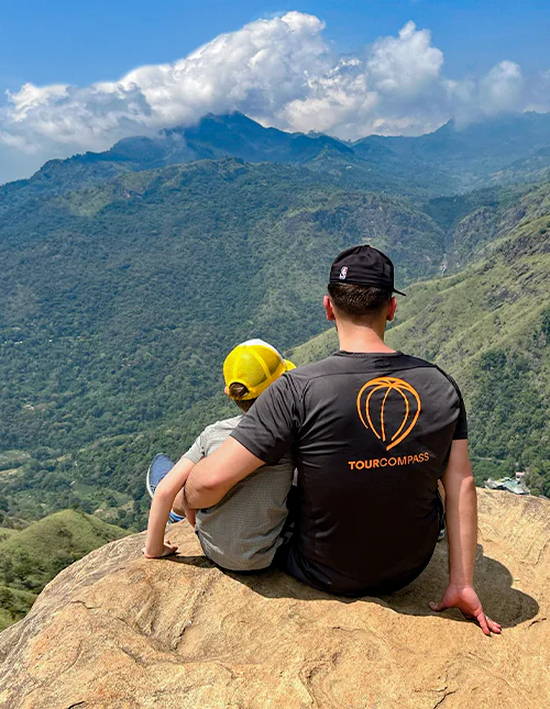 Nyter utsikten fra Little Adam's Peak.