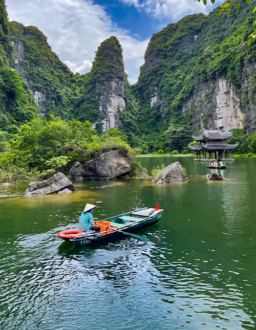 Båttur ved Trang An i Ninh Binh, Vietnam