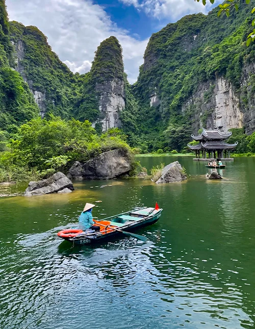 Båttur ved Trang An i Ninh Binh, Vietnam