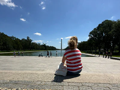 Bianca sitter foran Washington Monument i Washington