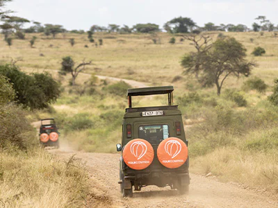 TourCompass safari kjøretøy kjører i Tanzania