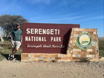 Liam ved inngangen til Serengeti