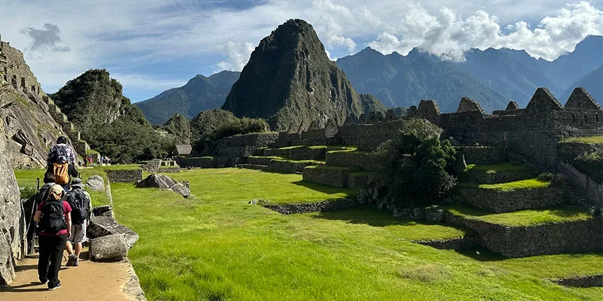 Vandring ved ruinene i Machu Picchu