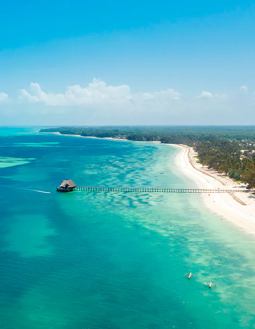Luftfoto av Zanzibar omgitt av nydelig, turkisblaut vann