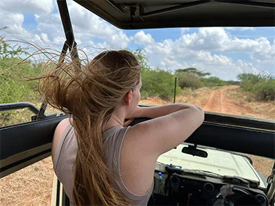 Isabella i en safarijeep i Kenya