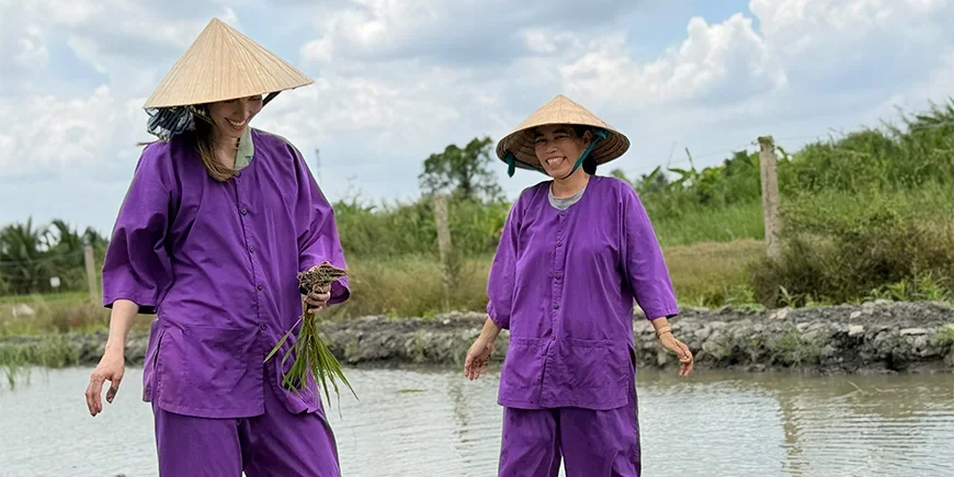 Iida fra TourCompass og vietnamesisk kvinne i vårt sosiale bærekraftsprosjekt i Vinh Long