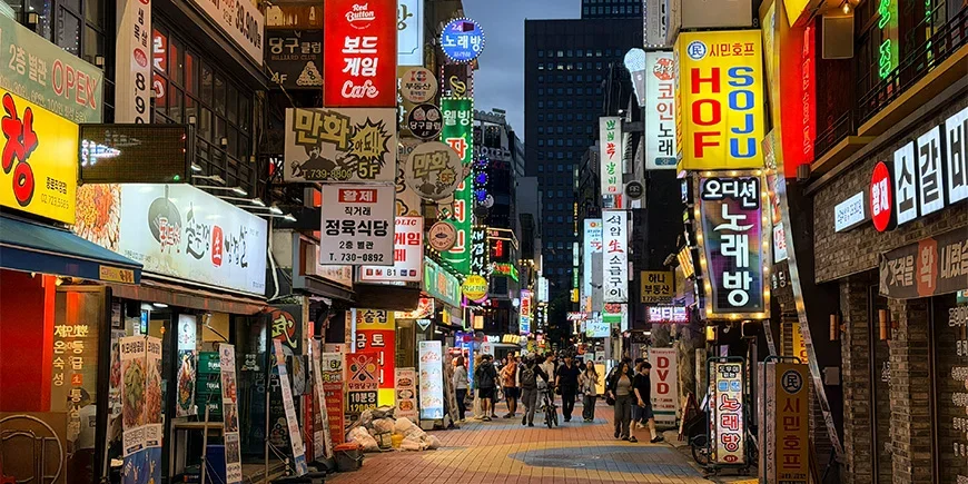 Neonskilt i Myeongdong i Seoul, Sør-Korea
