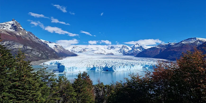 Blå himmel over Perito Moreno-breen i Los Glaciares nasjonalpark i Argentina