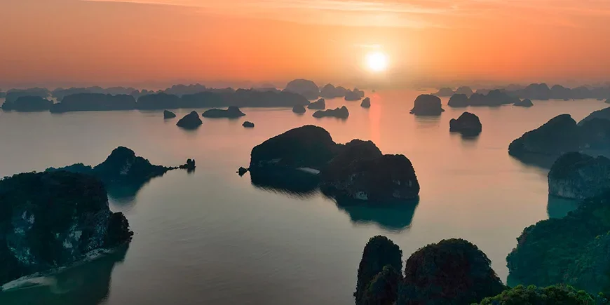 Bai Tu Long-bukten ved solnedgang