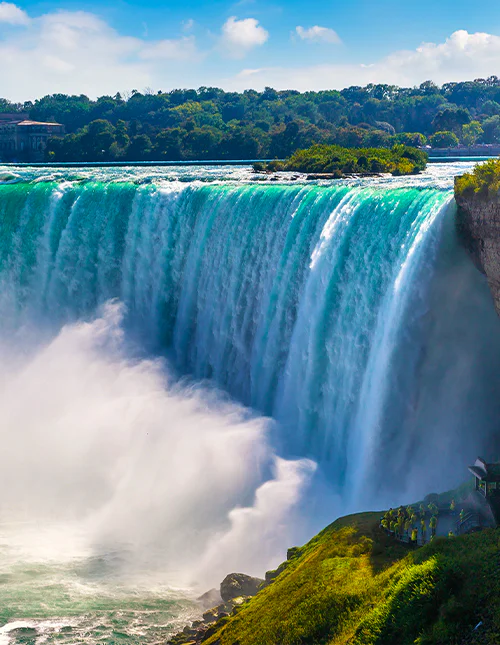 Utsikt fra den canadiske siden av Niagara Falls, Horseshoe Falls, på en solskinnsdag i Niagara Falls, Ontario, Canada