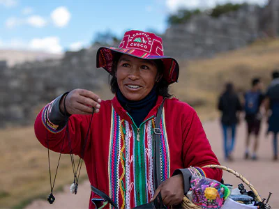Lokal kvinne i Cusco i Peru som selger lokalt produserte smykker