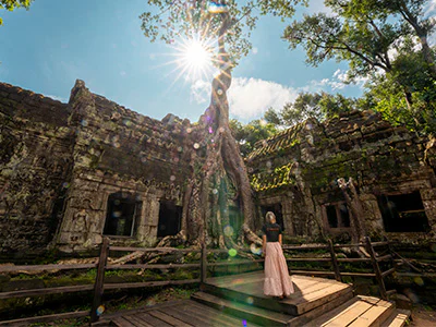 En kvinne utforsker Angkor Wat i Kambodsja