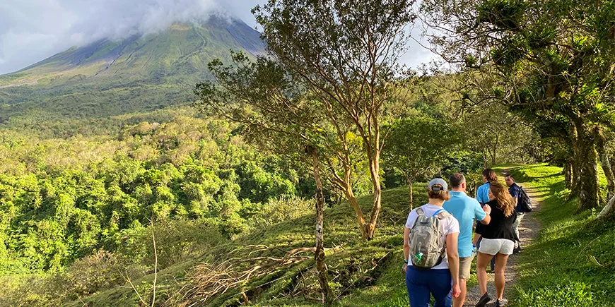 En gruppe reisende går på en sti mot vulkanen Arenal i Costa Rica