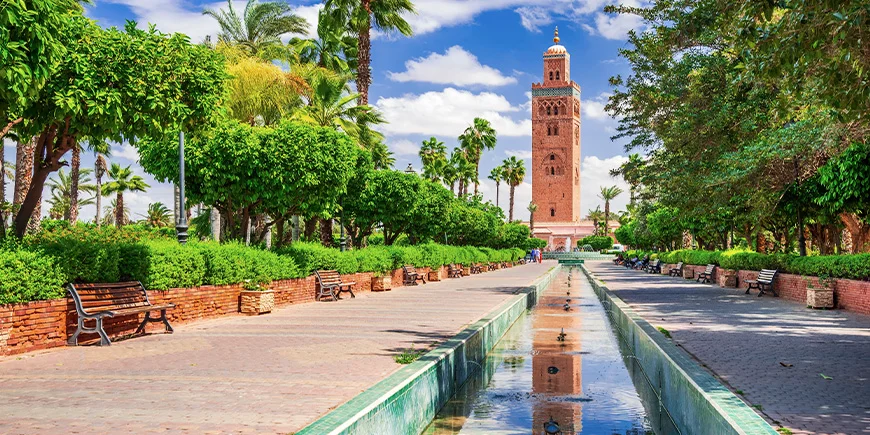 Blå himmel over Koutoubia-minareten i Marrakesh i Marokko