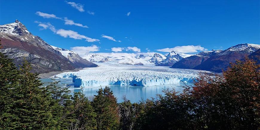 Blå himmel over Perito Moreno-breen i Patagonia i Argentina