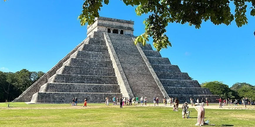Solrik dag ved Chichen Itza i Mexico