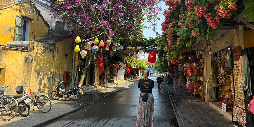 Kvinne i TourCompass-T-skjorte går i gamlebyen i Hoi An i Vietnam