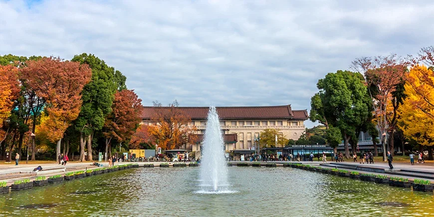 Tokyo National Museum omgitt av høstfarger