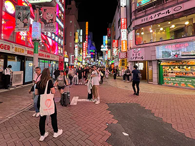 TourCompass-medarbeider utforsker området rundt Shibuya
