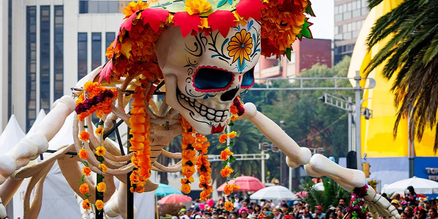Stort skjelett pyntet med blomster i forbindelse med paraden på De dødes dag i Mexico City
