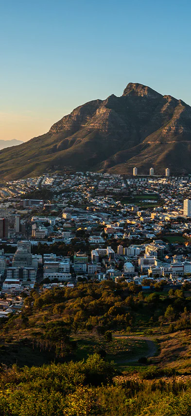 Cape Town sett fra oven i solnedgangens skjær