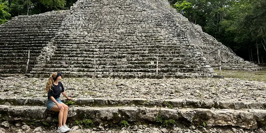 Nadia besøker noen mayaruiner i Mexico