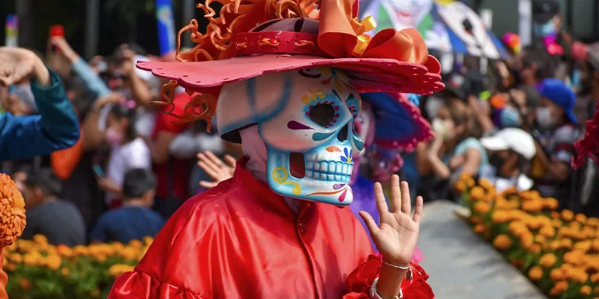 Person i utkledning under parade på De dødes dag i Mexico City