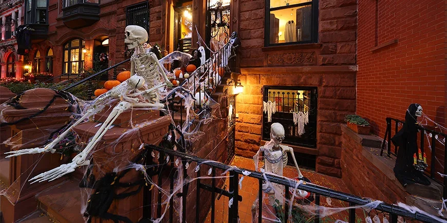 Hus pyntet med skjeletter til Halloween i New York