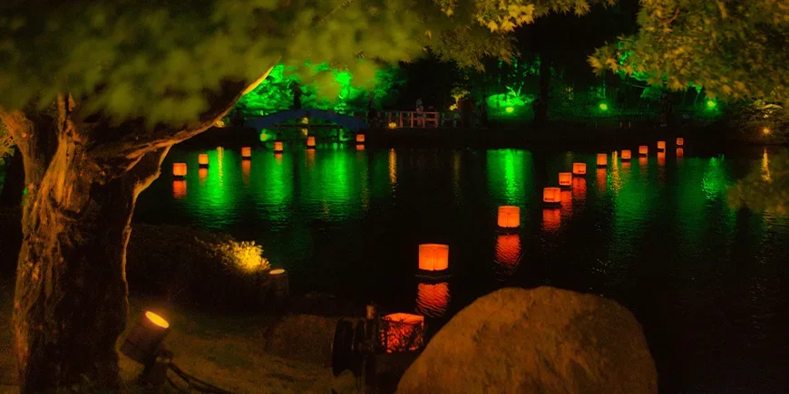 Lykter på vannet under Obon i Japan