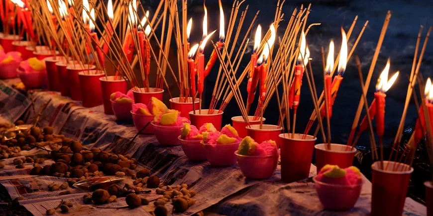 Røkelse og spøkelsespenger brennes under Hungry Ghost Festival i Kina