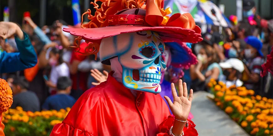Kostymekledd person i parade på De dødes dag i Mexico