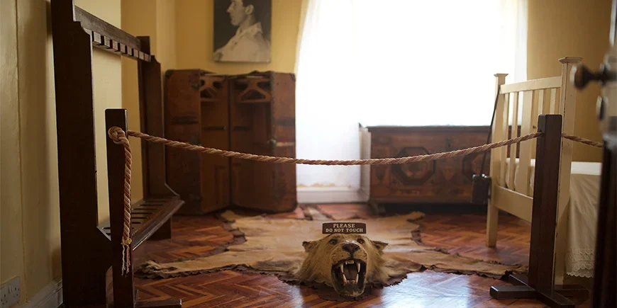 Løveteppe på gulvet i Karen Blixen-museet i Nairobi