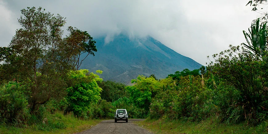 Bil som kjører mot vulkanen Arenal i Costa Rica