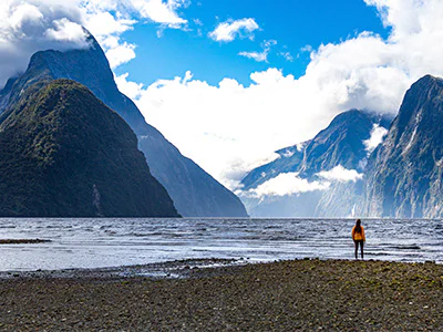Kvinner ser ut over Milford Sound