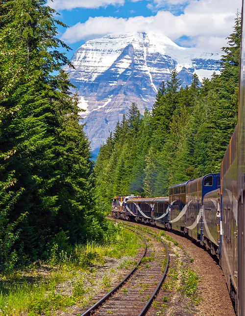 Toppen av Mount Robson om sommeren sett fra Rocky Mountaineer-toget