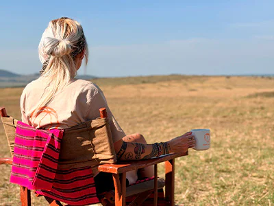 Cat drikker kaffe på savannen i Kenya