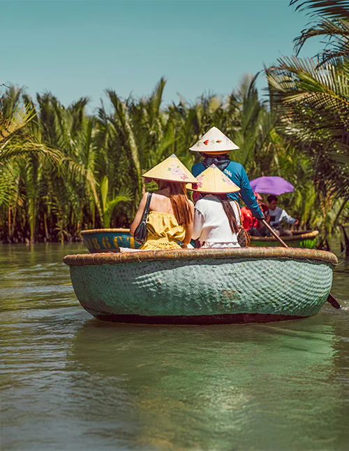På båttur i en tradisjonell rund bambusbåt i Hoi An, Vietnam