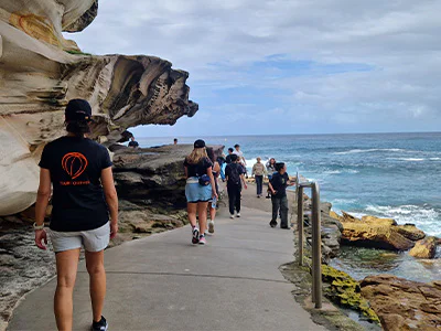 Christina, som er Product Manager i TourCompass, går på stien fra Coogee til Bondi