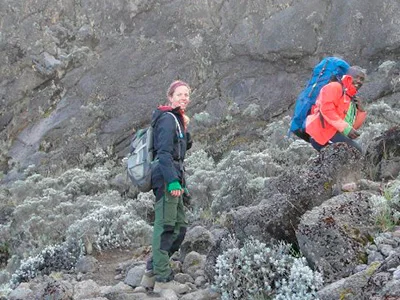 Jude ved foten av Barranco Wall på Kilimanjaro