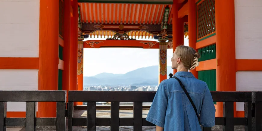 Iida fra TourCompass besøker Kiyomizu-dera i Kyoto