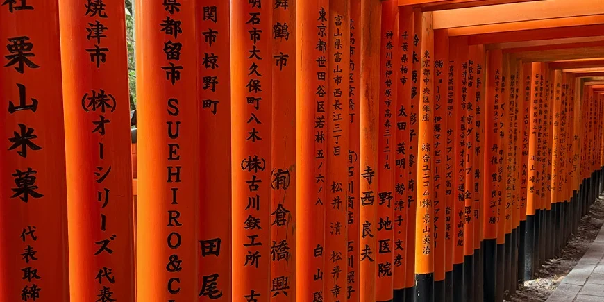 De røde portene ved Fushimi Inari i Kyoto, Japan.