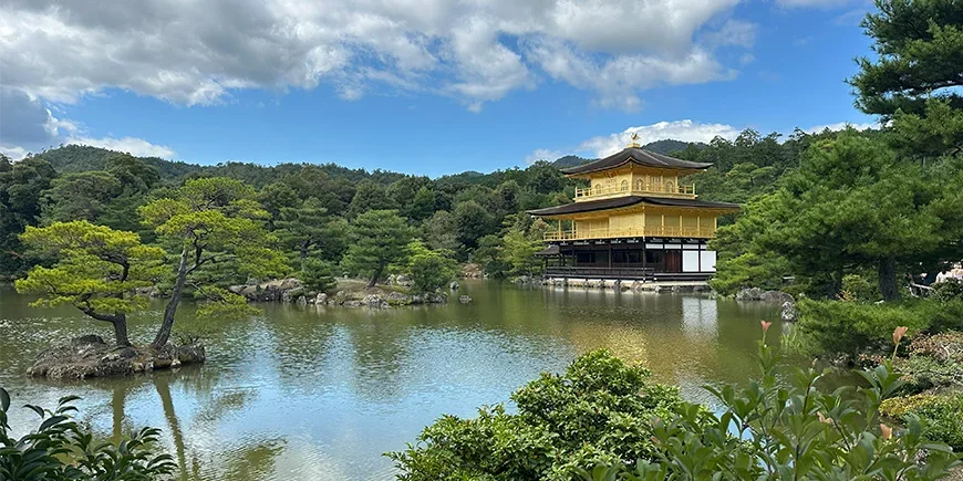 Gullpaviljongen, Kinkaku-ji, på en solrik dag i Kyoto
