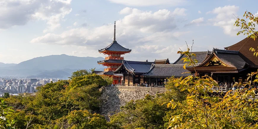 Utsikt over det vakre tempelet Kiyomizu-dera og Kyoto