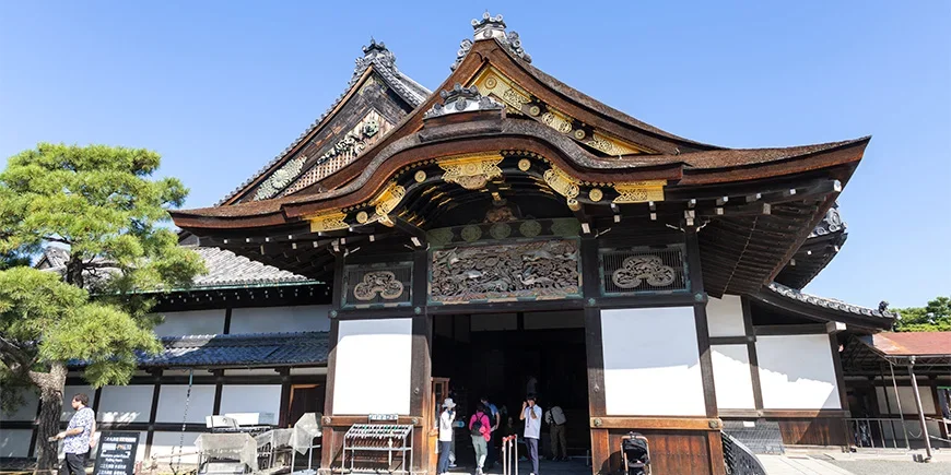 Nijo-slottet i Kyoto under blå himmel