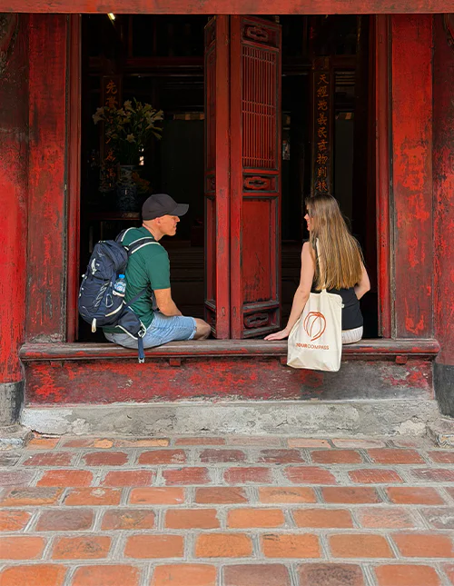 Mann og kvinne i Litteraturens tempel i Hanoi, Vietnam