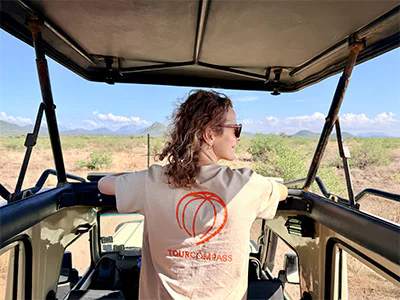 Kvinne i TourCompass-t-skjorte på safari i Samburu i november