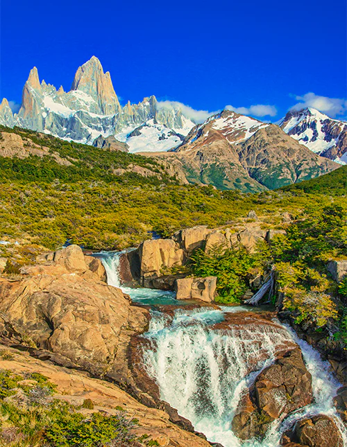 Utsikt over naturen i Patagonia med det majestetiske Fitz Roy-fjellet i bakgrunnen