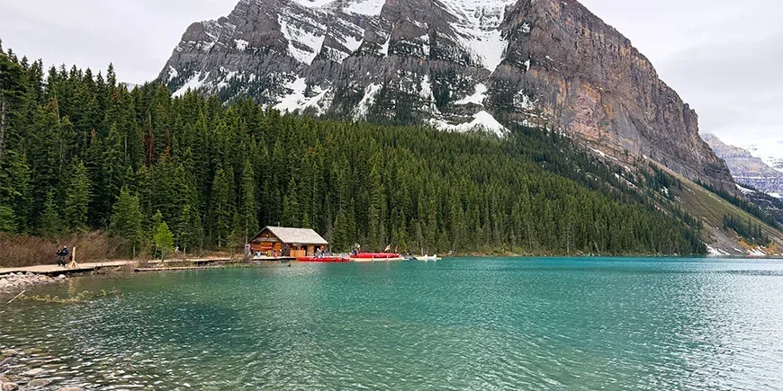 Hus med en vakker beliggenhet ved en innsjø i Vest-Canada